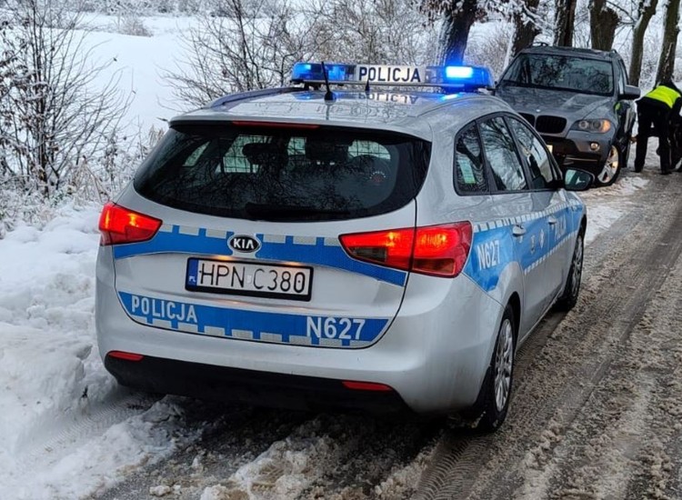 Zimowa aura paraliżuje drogi – policja apeluje o ostrożność.