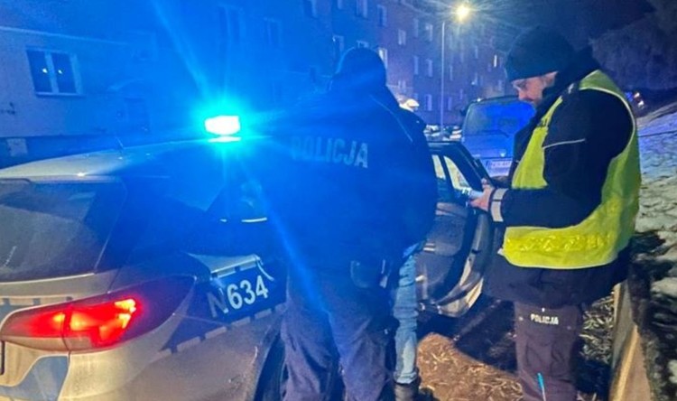Policjanci z Dzierzgonia zatrzymali kierowcę i pasażerów z narkotykami.