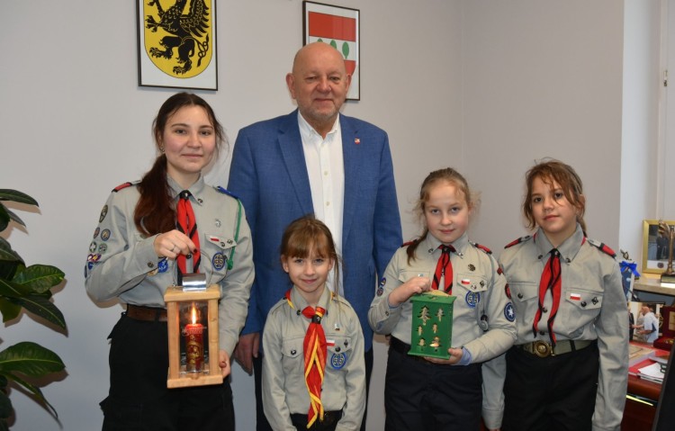 Betlejemskie Światło Pokoju zapłonęło w Starostwie Powiatowym w Sztumie.