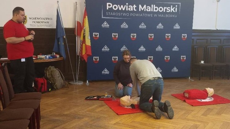 Wspólna nauka ratowania życia. Szkolenie z pierwszej pomocy w Starostwie Powiatowym w Malborku.