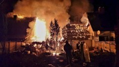 Ogromny pożar domów w Nowym Stawie. Kilkanaście zastępów straży pożarnej w akcji.