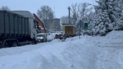 Uwaga kierowcy i piesi: zima na drogach stwarza realne zagrożenie – policja apeluje o ostrożność.