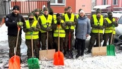 Żołnierze WOT odśnieżali teren przy szpitalu w Malborku.