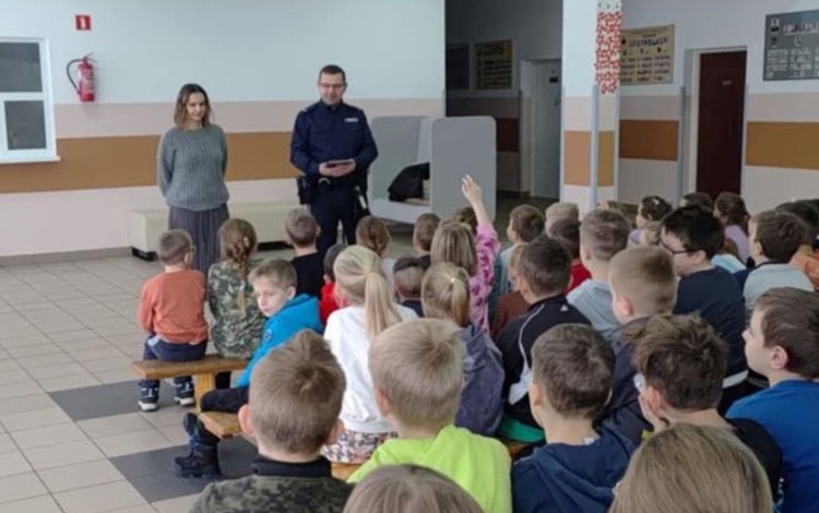 Policjanci prowadzą spotkania profilaktyczne dla uczniów przed feriami zimowymi.