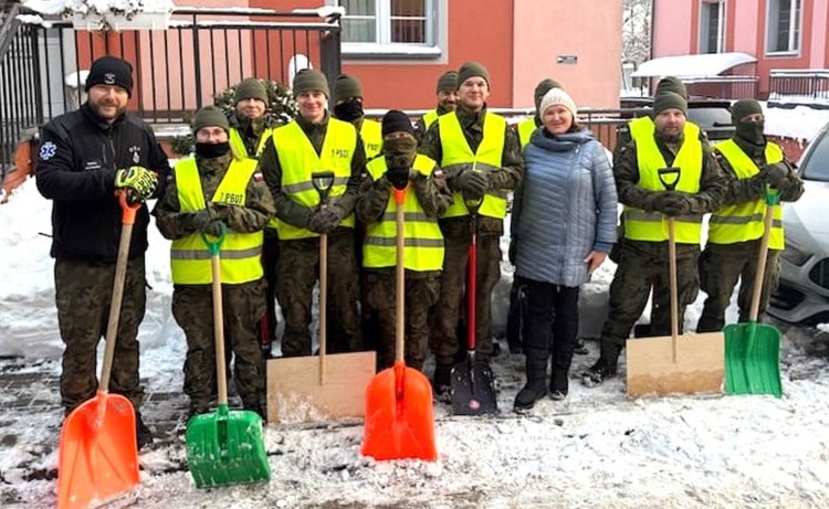 Żołnierze WOT odśnieżali teren przy szpitalu w Malborku.