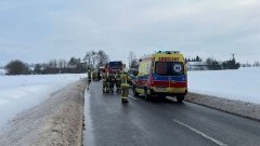 Urwane koło z autobusu uderzyło w osobówkę - groźne zdarzenie w powiecie sztumskim.