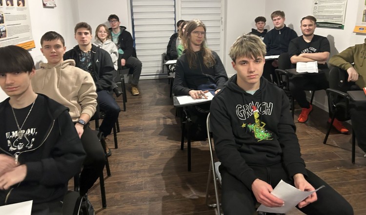 Uczniowie Technikum nr 3 w Malborku rozpoczęli kurs prawa jazdy kategorii B.