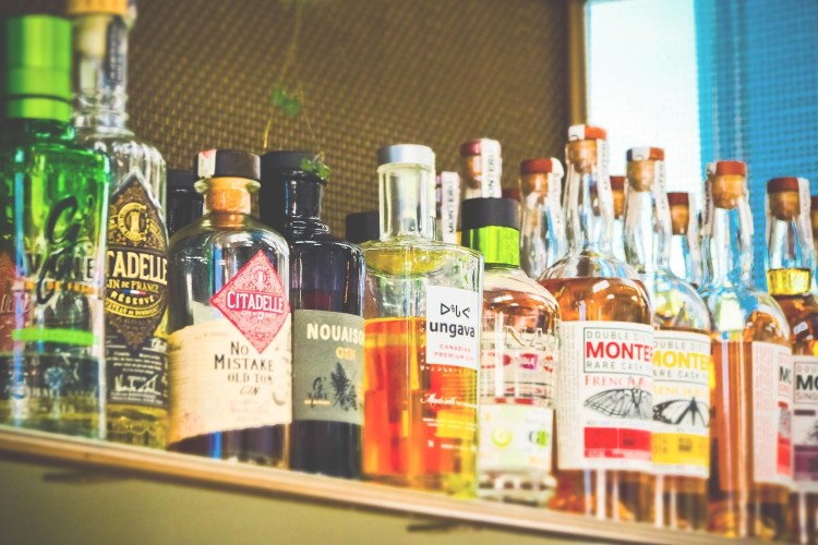 Kradzież alkoholu w sklepie w Sztumie - policyjna interwencja zakończona ujawnieniem narkotyków.