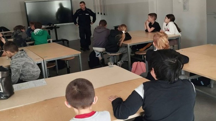 Hejt to nie żart – policja edukuje młodzież w Sztumie.