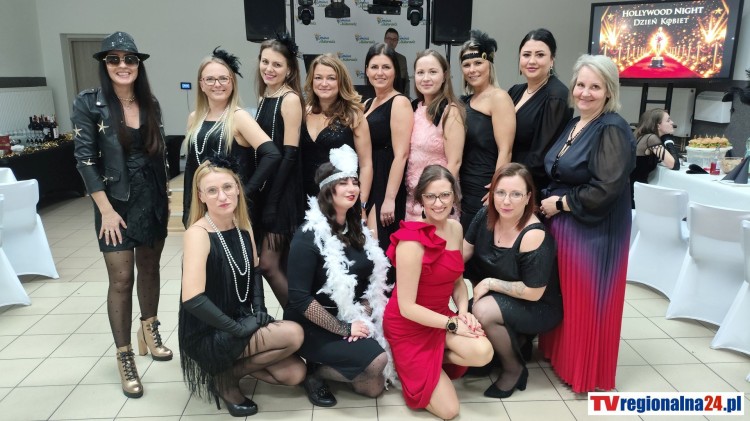 Filmowy Dzień Kobiet w Miłoradzu - panie bawiły się jak na gali Oscarów. Wideo i zdjęcia