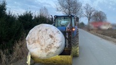 Wyglądało, jakby przewoził księżyc w pełni. Policja zatrzymała pijanego traktorzystę z balotem siana