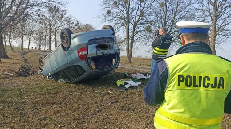 Policjanci apelują o ostrożność na drodze po dachowaniu w Sztumskiej Wsi.