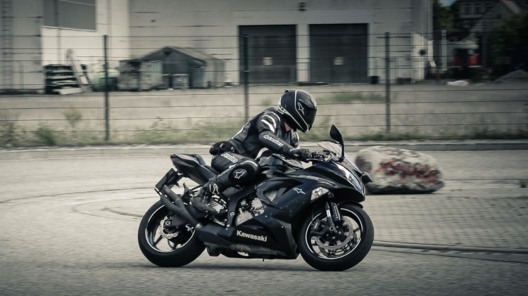 Rozpoczyna się sezon motocyklowy – policja przypomina o bezpieczeństwie na drogach.