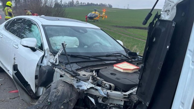 Wypadek w Miniętach - trzy osoby trafiły do szpitala po zderzeniu dwóch osobówek.