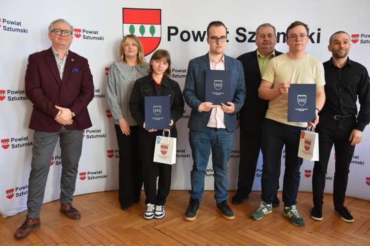Młodzieżowa Rada Powiatu Sztumskiego błyszczy w Konkursie Wiedzy o Samorządzie.