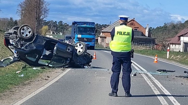 Wypadek w Dąbrówce Malborskiej - kierowca dachował, próbując ominąć zwierzę.