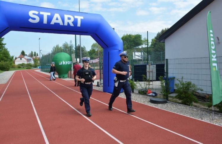 Sztumscy policjanci pobiegli dla Bianki. Charytatywna akcja w Dzierzgoniu.