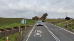 Motorowerzysta w stanie nietrzeźwości uderzył w pociąg na przejeździe kolejowym w Goraju.