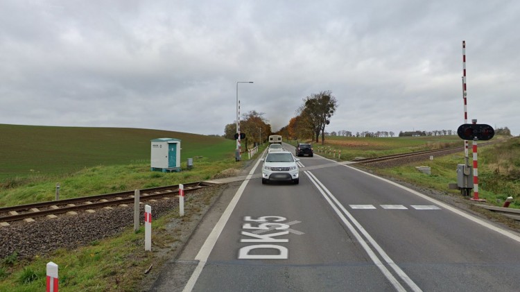 Motorowerzysta w stanie nietrzeźwości uderzył w pociąg na przejeździe kolejowym w Goraju.