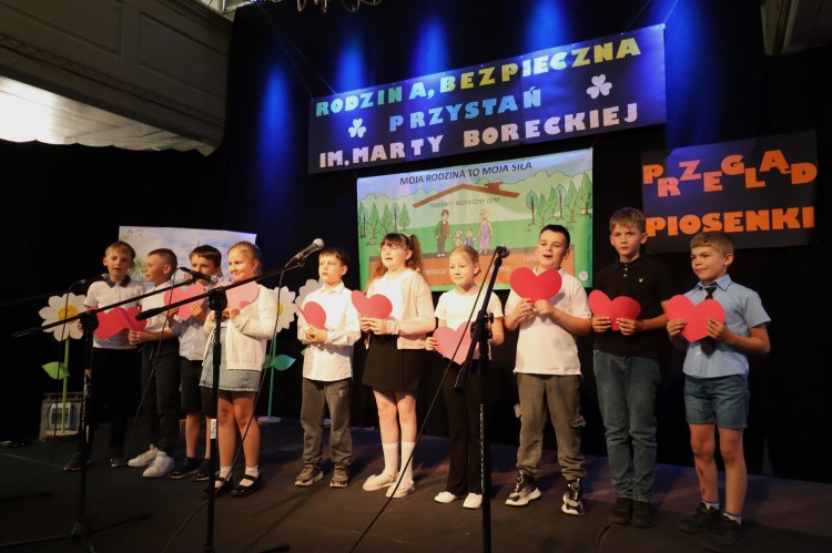 Rodzina, Bezpieczna Przystań - Przegląd Piosenki w Nowym Stawie.