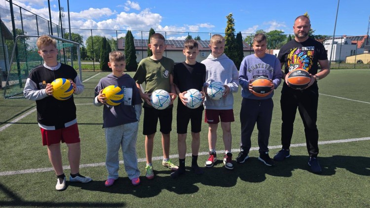 Nowy sprzęt na ORLIKU w Miłoradzu. Dzieci otrzymały sportowy prezent na Dzień Dziecka