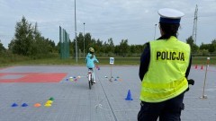 Praktyczny egzamin na kartę rowerową pod nadzorem policjantek z Komendy Powiatowej Policji w Malborku.