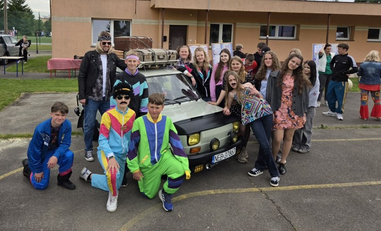 Szkoła PRL w Starym Polu. Dzień Dziecka i Święto Szkoły w retro odsłonie