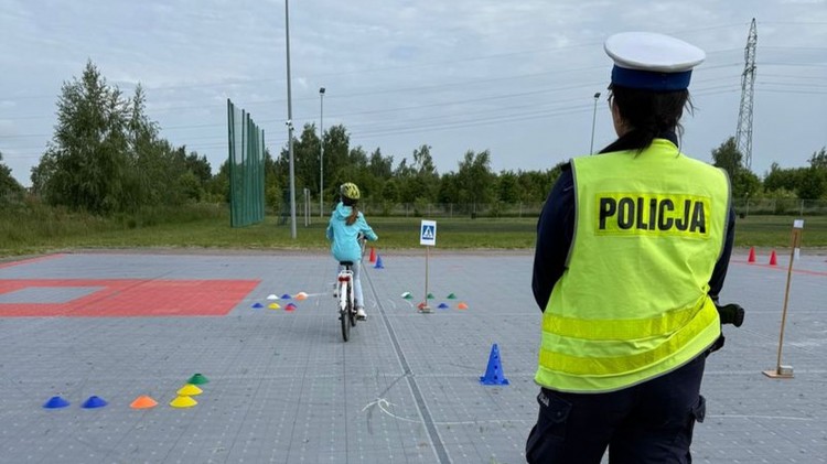 Praktyczny egzamin na kartę rowerową pod nadzorem policjantek z Komendy Powiatowej Policji w Malborku.