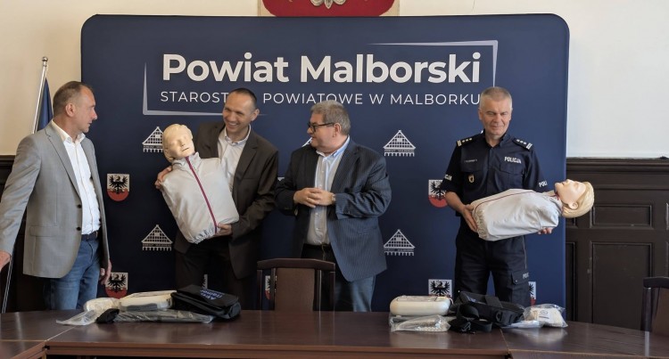 Nowoczesny sprzęt do nauki pierwszej pomocy trafił do policji i II LO w Malborku.