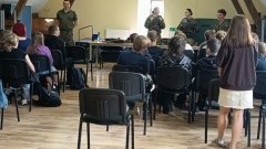 Żołnierze i uczennice klasy wojskowej promowali służbę w armii. Edukacyjne spotkanie w Lichnowach