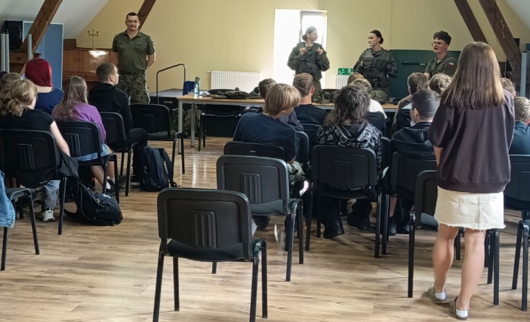 Żołnierze i uczennice klasy wojskowej promowali służbę w armii. Edukacyjne spotkanie w Lichnowach