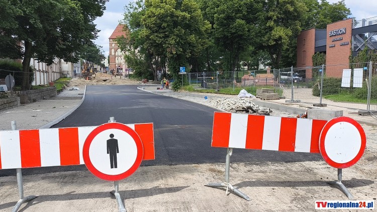 Przebudowa Starego Miasta w Malborku nabiera tempa. Asfalt pojawił się na ważnym skrzyżowaniu. Zobacz wideo i zdjęcia.