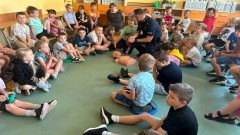 Policjanci rozmawiali z dziećmi o bezpiecznych wakacjach i zasadach udzielania pierwszej pomocy.