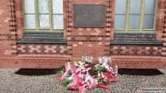 Tablica na malborskim dworcu upamiętnia Wołyniaków. Jej pomysłodawcą był obecny starosta Piotr Szwedowski