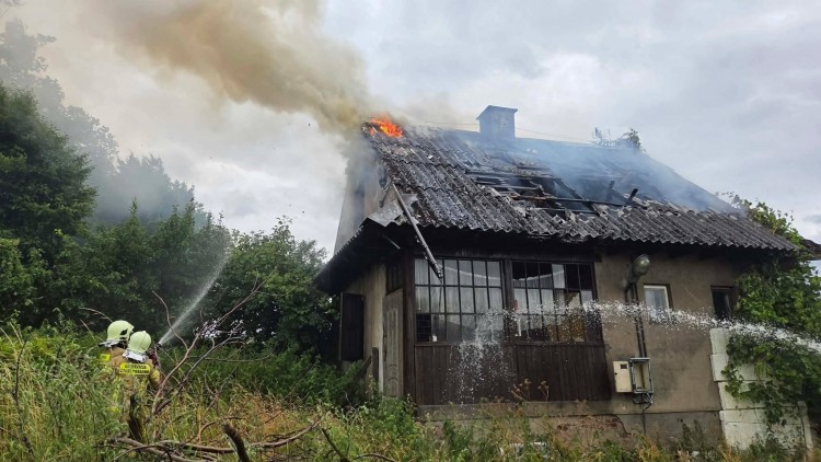 Pożar pustostanu w Dąbrówce Malborskiej. Strażacy walczyli z ogniem kilka godzin