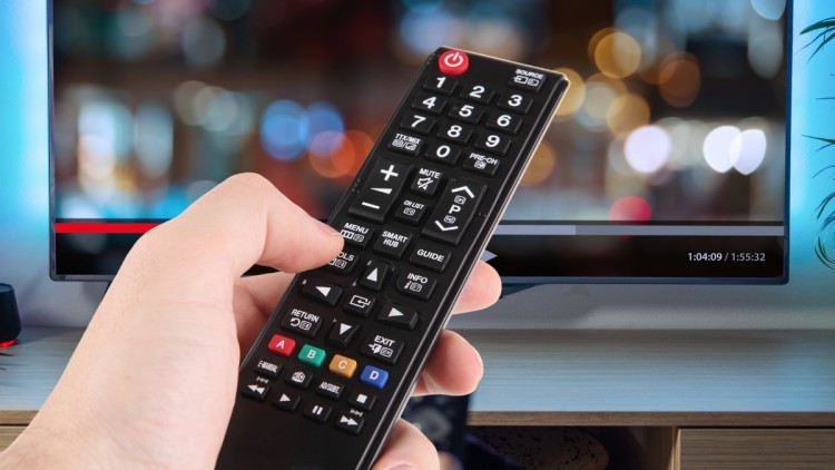 Polacy unikają reklam w telewizji. Ponad 83 proc. sięga w tym czasie po komórkę [BADANIE]