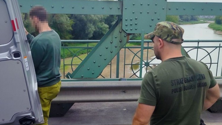 Podszywał się pod firmę kurierską i wyłudzał pieniądze. Straż…