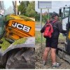Kuriozalna sytuacja podczas rozbudowy parkingu w Malborku. Koparka zasypana skoszoną trawą, sprawcą miał być miejski radny!
