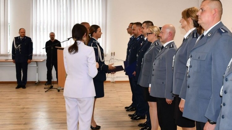 Malborscy policjanci świętowali swój dzień. Wręczono awanse i podziękowano za służbę