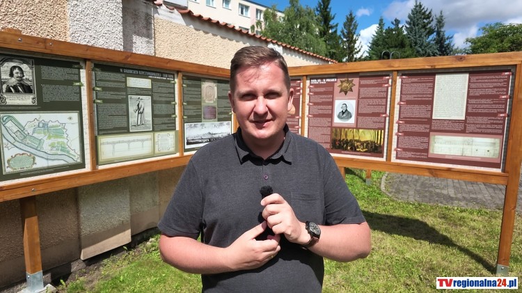 Malbork na kartach historii - Nowa wystawa w ogrodzie Muzeum Miasta Malborka. Dyrektor Tomasz Agejczyk zaprasza. Zobacz wideo