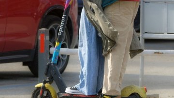 We dwoje jechali hulajnogą elektryczną, która przewróciła się. Pasażerka…