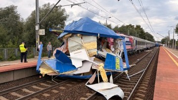 Sekundy od tragedii. Kierowca nie opuścił przejazdu – w ciężarówkę…
