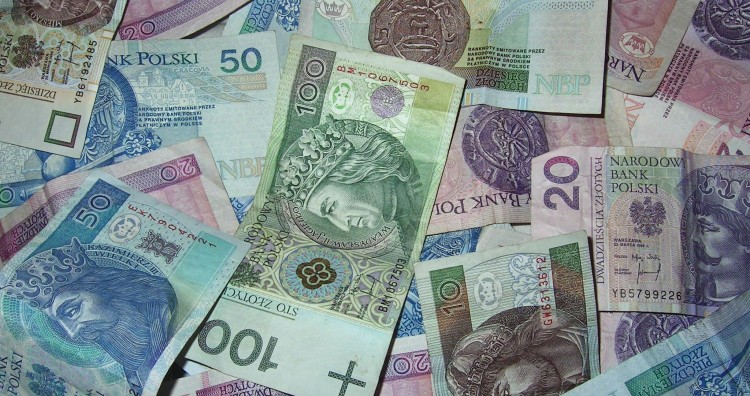 Podszyli się pod pracowników banku. 73-letnia kobieta straciła 90 tys.…