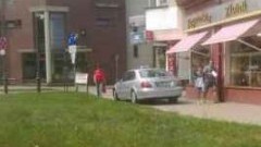 Taksówką po chodniku. A piesi? Niech uciekają! Mistrz kierownicy pokazuje jak ominąć korki w Malborku - 29.07.2016