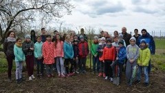 Uczniowie z Zespołu Szkolno - Przedszkolnego w Marzęcinie wzięli udział w akcji "Daj coś ziemi na Dzień Ziemi" - 26.04.2017