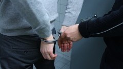 Babcia zza grobu płaciła za wydatki wnuczka.  „Płaciłem babci kartą jak żyła, płaciłem też jak zmarła...”. 26-latek z Elbląga usłyszał zarzuty oszustwa i kradzieży. I to nie jedyne jego przewinienie