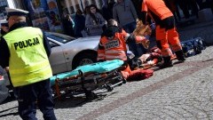 Czy wszyscy wiedzą, jak pomóc ofiarom wypadku drogowego? Kolejna już  konferencja i pokaz zorganizowany przez policjantów z Elbląga. 