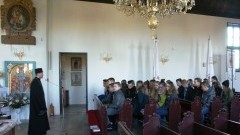 Gimnazjaliści ze Stegny dowiedzieli się o okolicznościach powstania wyznania unickiego w kościele grekokatolickim w Cyganku/Żelichowie. Ksiądz Paweł Potoczny i Marek Opitz – gospodarzami terenu.