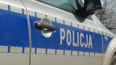 Nocny rajd kierowcy Audi 80 i zniszczenie płotu w Sztutowie. Policja poszukuje sprawcy -18.06.2017