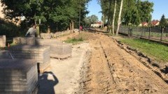 Nowy Dwór Gdański : Trwa poprawa dojazdu do szkoły podstawowej i gminazjum na ul. Szkolnej - zobacz zdjęcia - 07.08.2017